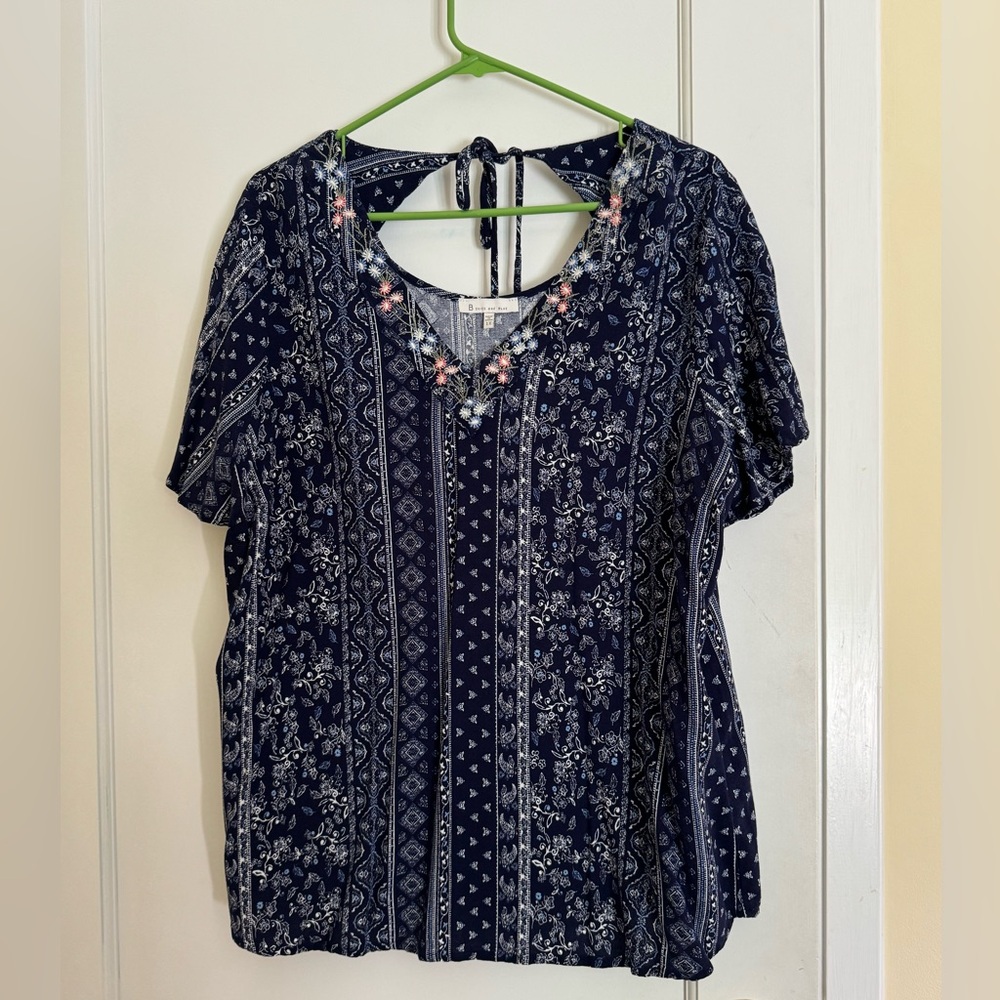 B Skies are Blue Women’s V-neck T-Back Top Floral Lightweight Rayon 1X